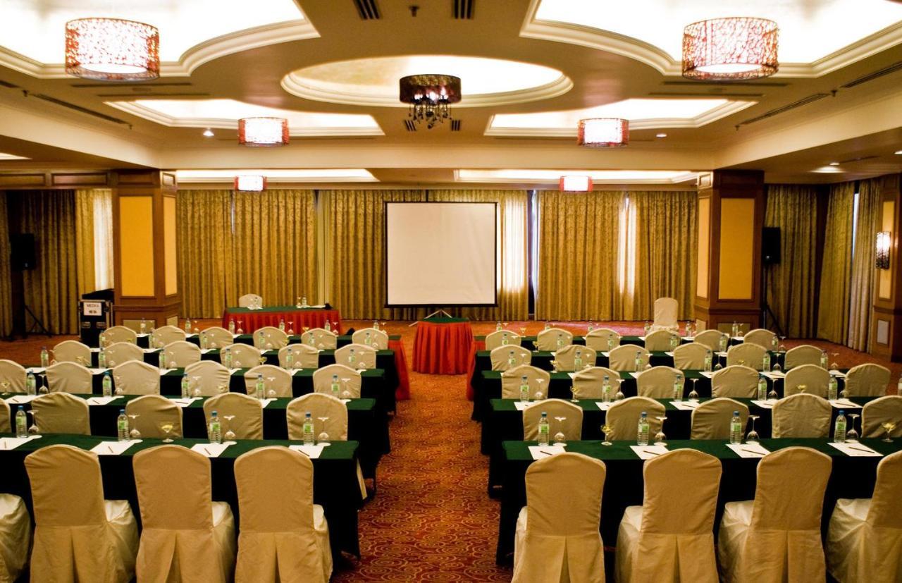 Mines Beach Resort Hotel Seri Kembangan Extérieur photo