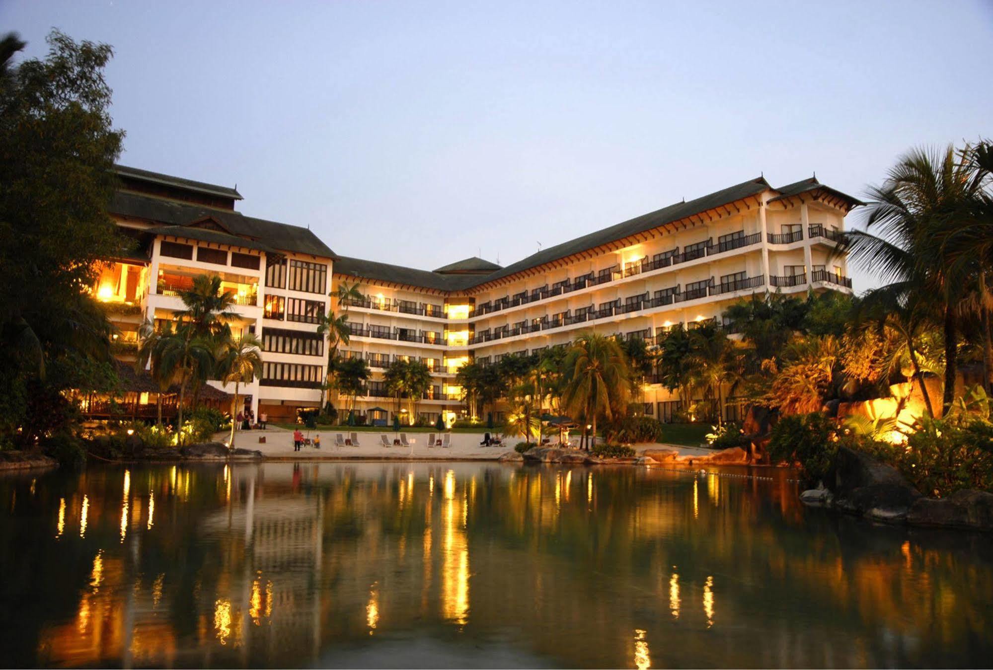Mines Beach Resort Hotel Seri Kembangan Extérieur photo